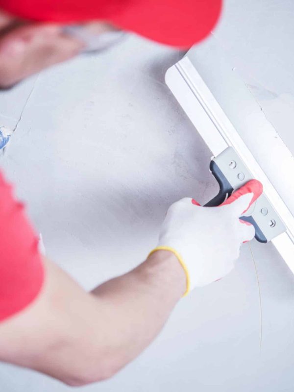 drywall-patch-by-worker